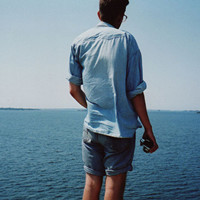 站在海边的欧美男生QQ头像_www.qqtu8.net