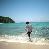 站在海边的欧美男生QQ头像_www.qqtu8.net