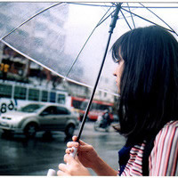 凄美的雨巷打伞女生头像_www.qqtu8.net