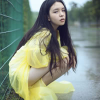 穿黄色衣服的女生头像_www.qqtu8.net