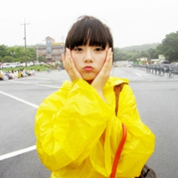 穿黄色衣服的女生头像_www.qqtu8.net