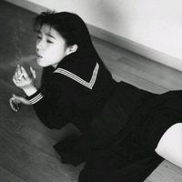 抽烟的女孩QQ头像_www.qqtu8.net